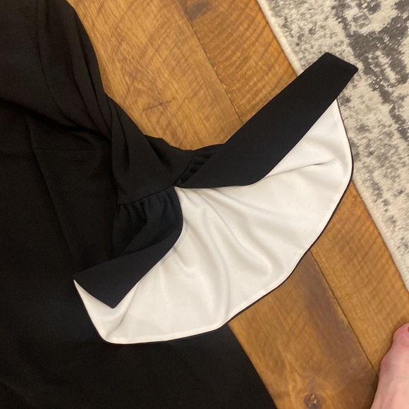 Calvin Klein - black dress with gorgeous flared sleeves - Picture 3 of 4